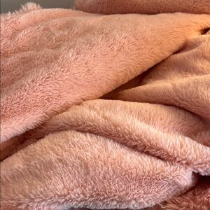 Cozy‎ Pink Faux Fur Throw Blanket